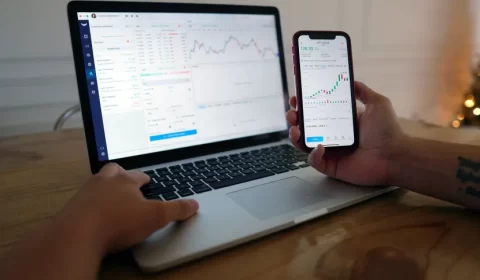 Dólar opera em queda com ajuste, mas altas de juros e recessão seguem no radar