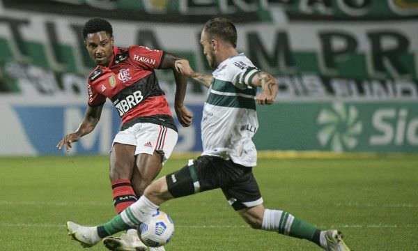 Flamengo e Coritiba jogam em Brasília de olho no G6 do Brasileirão