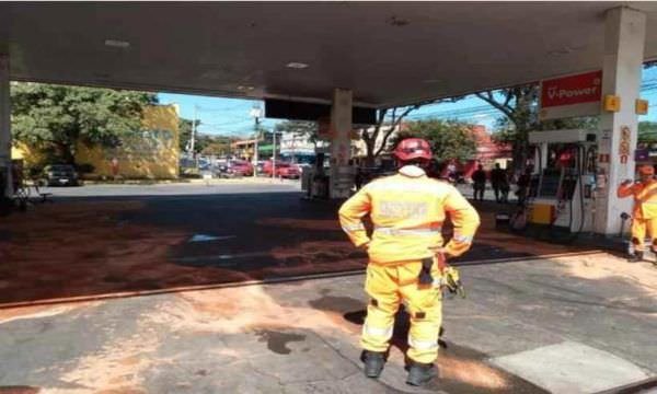 Homem surta, joga gasolina em carros e ateia fogo em posto de combustível