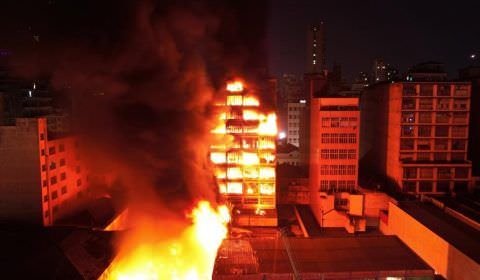 Incêndio de grande proporção atinge prédios comerciais