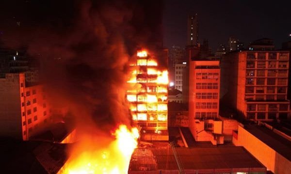 Incêndio de grande proporção atinge prédios comerciais