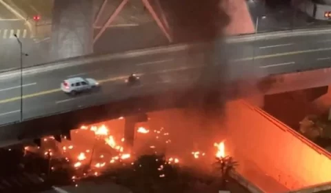 incêndio em importante viaduto interdita trânsito. Vídeo
