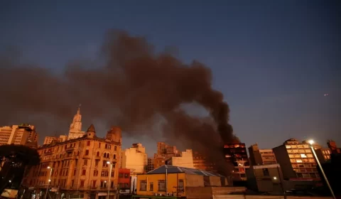 Incêndio no centro de SP continua ativo após mais de 30 horas