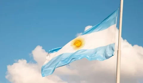 Inflação e renúncia: crise econômica argentina acende alerta no Brasil