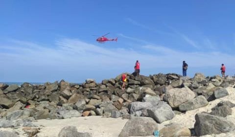 Menino de 7 anos é arrastado por onda e está desaparecido