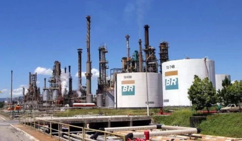 Mercado sinaliza aversão ao risco e Petrobras adia oferta de refinarias
