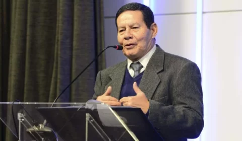 Mourão condena vandalismo e depredação no Congresso; ‘Não são valores da direita’