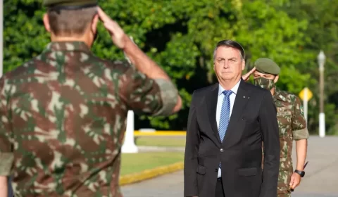 Não existe democracia no mundo com militares na fiscalização das eleições