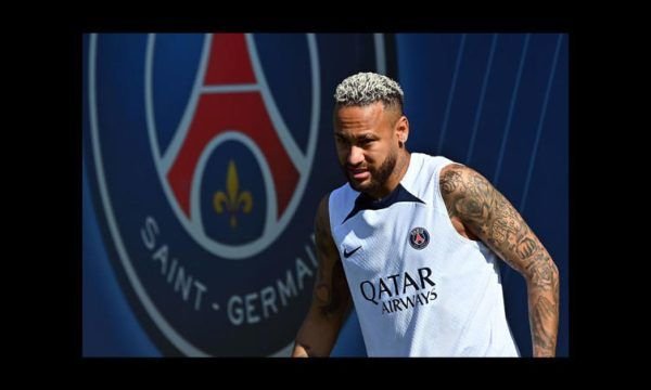 Neymar rebate crítica de ex-companheiro de PSG: "Fala muito"
