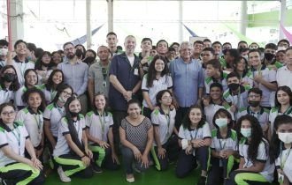 Pauderney cumpre agenda com alunos da Fundação Matias Machline e visita empresa do Polo de Relógios