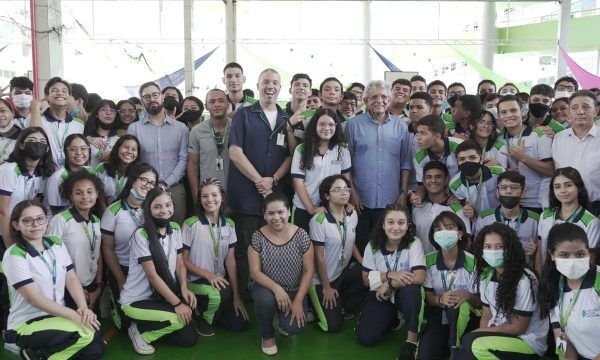 Pauderney cumpre agenda com alunos da Fundação Matias Machline e visita empresa do Polo de Relógios