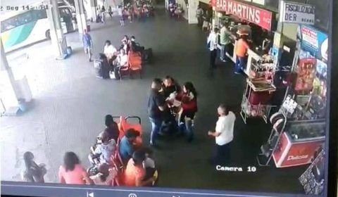 Policial salva criança engasgada