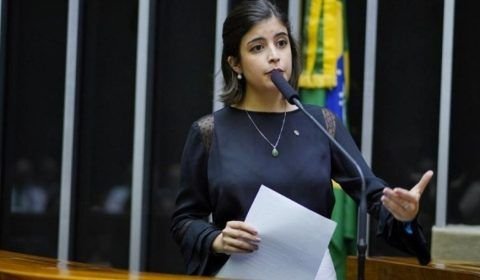 Tabata Amaral chama Eduardo Bolsonaro de “frouxo” e “covarde” após acusação de trapaça