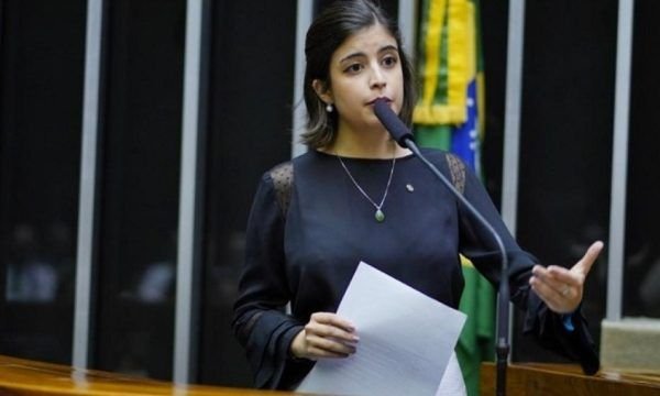 Tabata Amaral chama Eduardo Bolsonaro de “frouxo” e “covarde” após acusação de trapaça