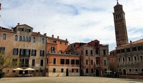 Turista dos EUA desmaia em praça e morre em Veneza