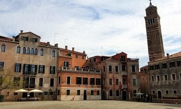 Turista dos EUA desmaia em praça e morre em Veneza