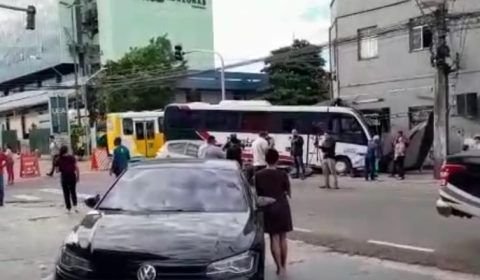 URGENTE: carro colide com ônibus na avenida Major Gabriel