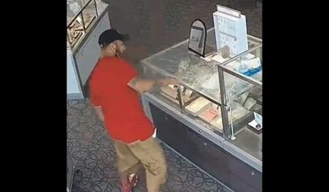 Vídeo: Homem tenta roubar joalheria nos EUA, mas não consegue arrebentar vidro de mostruário