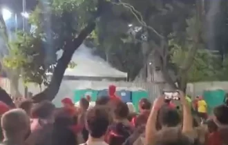 Vídeo: veja o artefato com fezes explodindo em comício de Lula no Rio