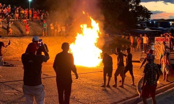 Vídeos: homem é linchado e tem corpo incendiado em Japurá, no AM