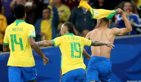 Ambev e Nike usam campanhas publicitárias para ‘despolitizar’ uso da camisa da seleção