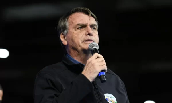 Bolsonaro chama de “cara de pau” e “sem caráter” quem assinou carta pela democracia