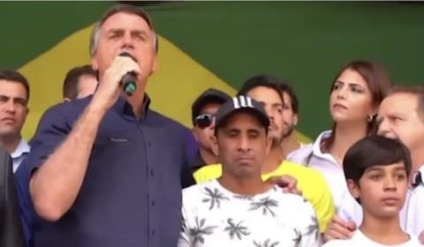 Bolsonaro faz ataques à esquerda e questiona cidadão venezuelano: 'Pessoal já comeu os cães e gatos por fome?