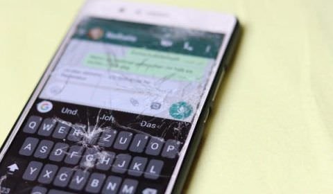 Celular explode enquanto criança de 6 anos assistia vídeos e família alega que aparelho não estava ligado na tomada