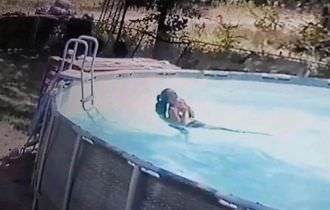 Criança de 10 anos salva a mãe de afogamento em piscina