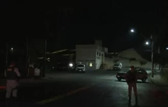 Homens invadem empresa de ônibus com fuzis e fazem reféns