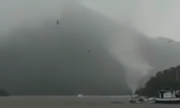 Impressionante e assustador: pescadores filmam tornado em Santa Catarina