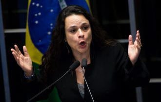 Janaina Paschoal pede que Michelle Bolsonaro ‘não plante semente da divisão religiosa’