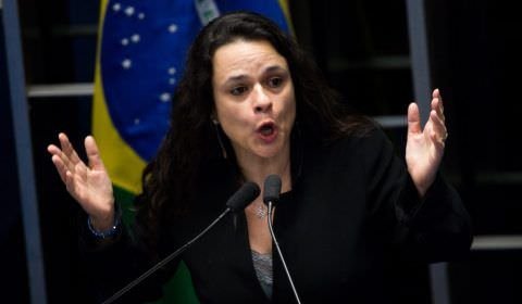Janaina Paschoal pede que Michelle Bolsonaro ‘não plante semente da divisão religiosa’