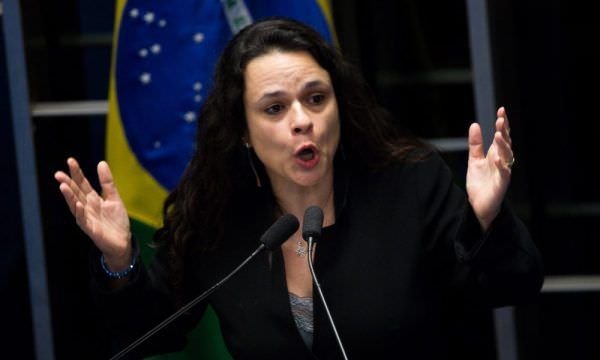 Janaina Paschoal pede que Michelle Bolsonaro ‘não plante semente da divisão religiosa’