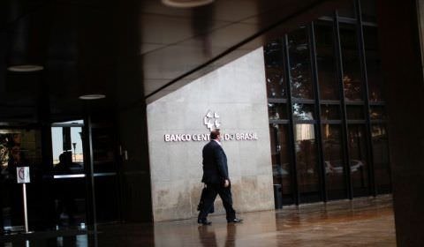 Lula critica ação do BC contra inflação e diz que é preciso controlar preços administrados