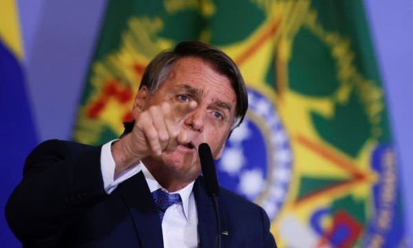 Ministério Público entra com ação contra Bolsonaro por ataque a urnas em reunião com embaixadores