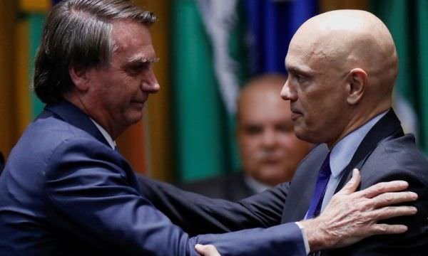 Moraes convida Bolsonaro para posse no TSE e ganha camisa do Corinthians, diz site
