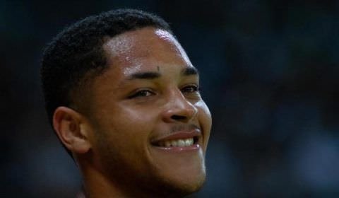 “Multa de mais de R$ 500 milhões”; Real Madrid é avisado sobre valor de multa rescisória de joia e Vini Jr pode ganhar parça brasileiro