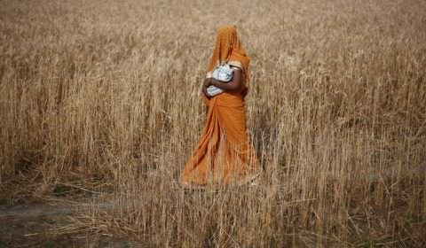 O que está por trás do terrível surto de suicídios entre mulheres na Índia?