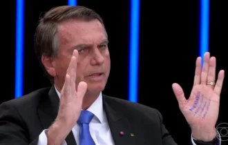 O que tinha na ‘cola’ na mão que Bolsonaro não usou na TV Globo