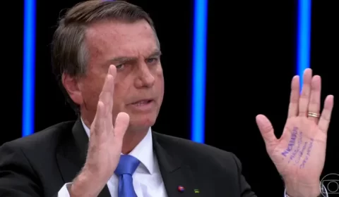 O que tinha na ‘cola’ na mão que Bolsonaro não usou na TV Globo