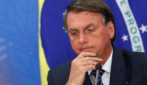 ‘É Tchutchuca do Centrão’; Bolsonaro se torna assunto do momento no Twitter, após tentar tirar celular de youtuber 