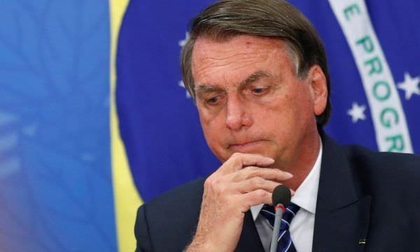 ‘É Tchutchuca do Centrão’; Bolsonaro se torna assunto do momento no Twitter, após tentar tirar celular de youtuber 