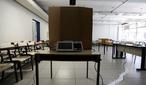 TSE volta a proibir celular, mesmo desligado, na cabine de votação