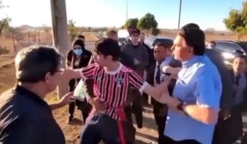 URGENTE: Bolsonaro tenta tirar celular de youtuber são paulino no Alvorada