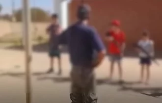 Vídeo: crianças marcham e empunham réplicas de fuzis dentro de escola