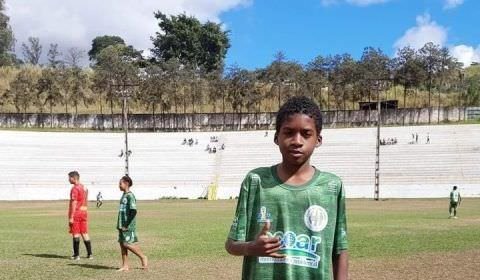 VÍDEO: garoto de 12 anos marca golaço com direito a três chapéus e viraliza na internet