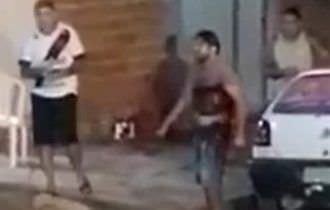 Vídeo: Homem leva facadas e pede ajuda em rua