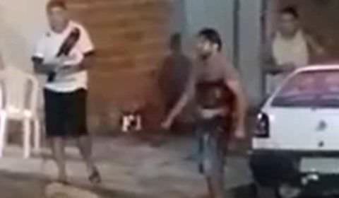 Vídeo: Homem leva facadas e pede ajuda em rua