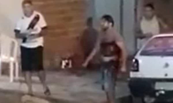 Vídeo: Homem leva facadas e pede ajuda em rua